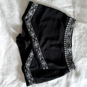 Kendall & Kylie - high waisted black skort 🤍🖤